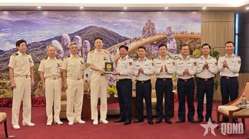 Phó tư lệnh Lực lượng Bảo vệ bờ biển Nhật Bản chào xã giao Tư lệnh Vùng Cảnh sát biển 2